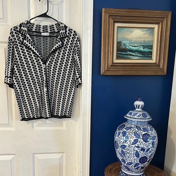 Women’s Lucy Paris Fiji Knit Black & White Button Short Sleeve Lapel Collar Top - Picture 2 of 10